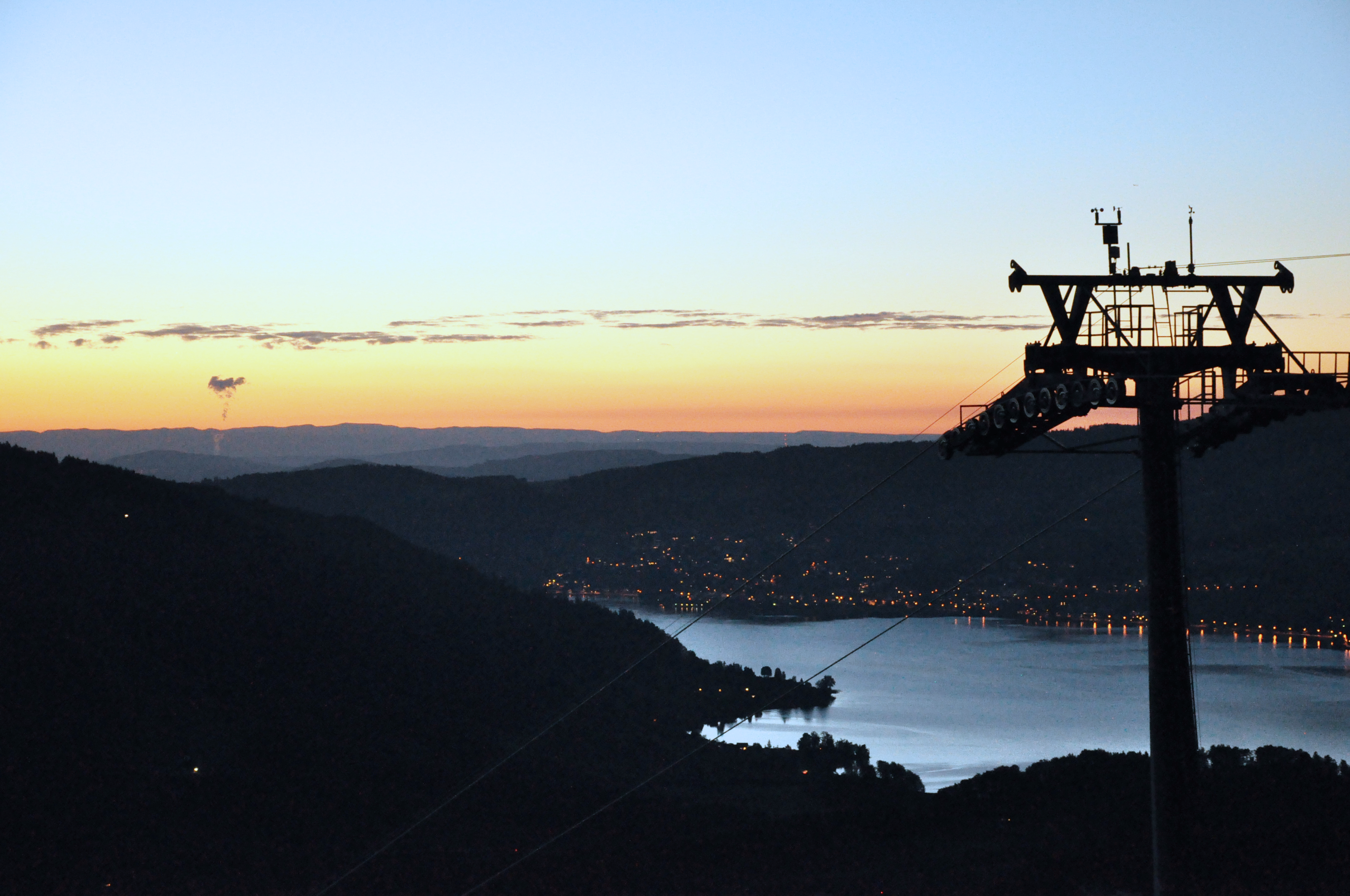 Dunkles Bild mit Sonnenuntergang. Rechte untere ecke ist der Ägerisee sichtbar und ein Gondelbahnpfosten