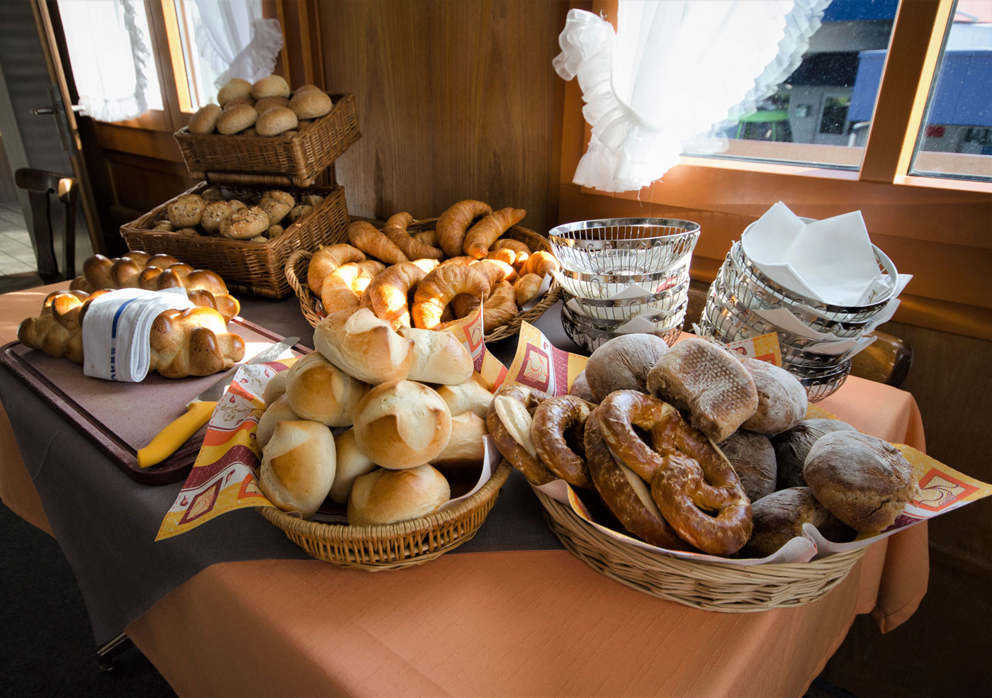 Mit frischem Brot vollgestellter Tisch