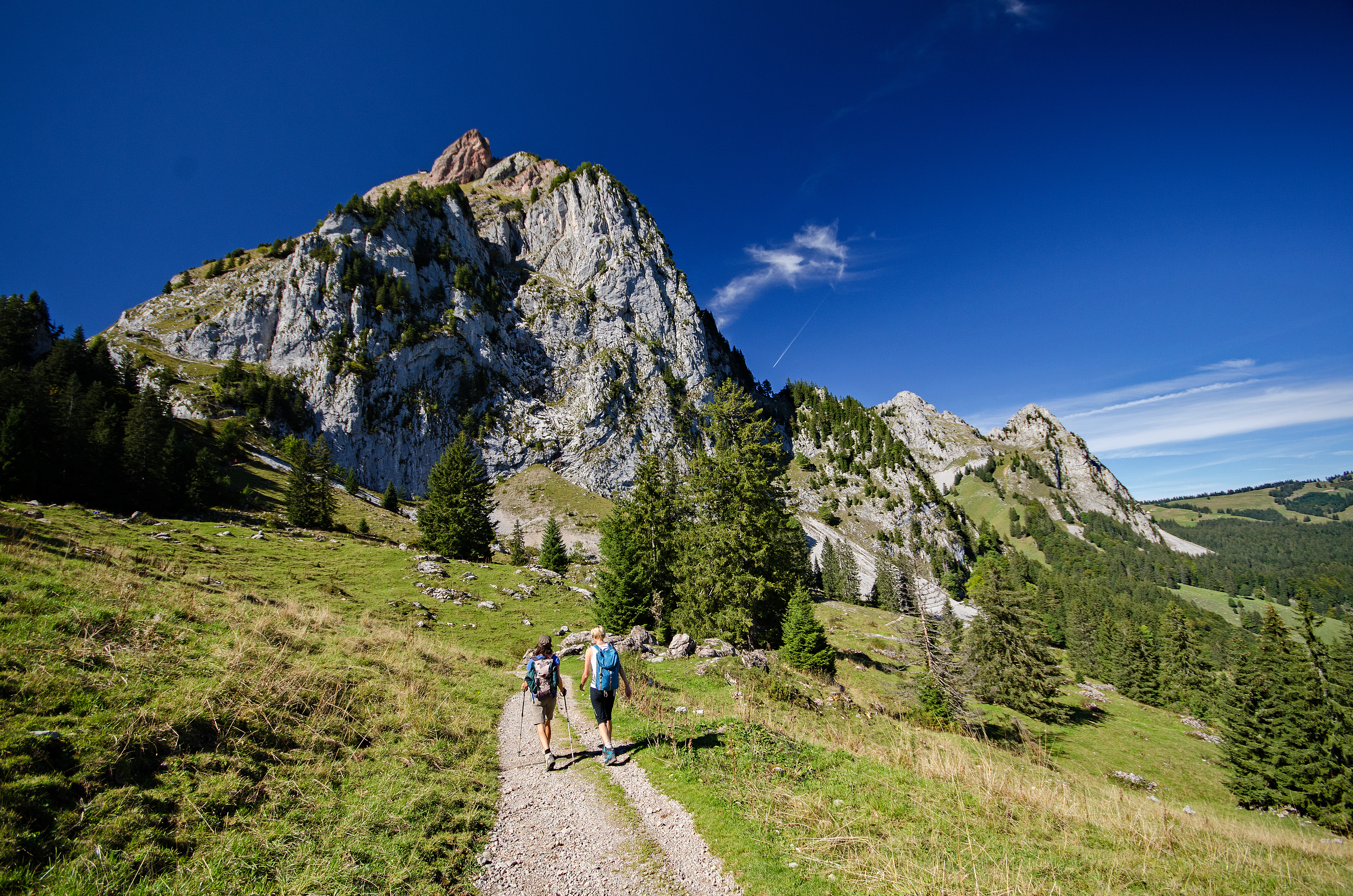 Zwei Wanderinnen auf dem Mythenrundweg. 