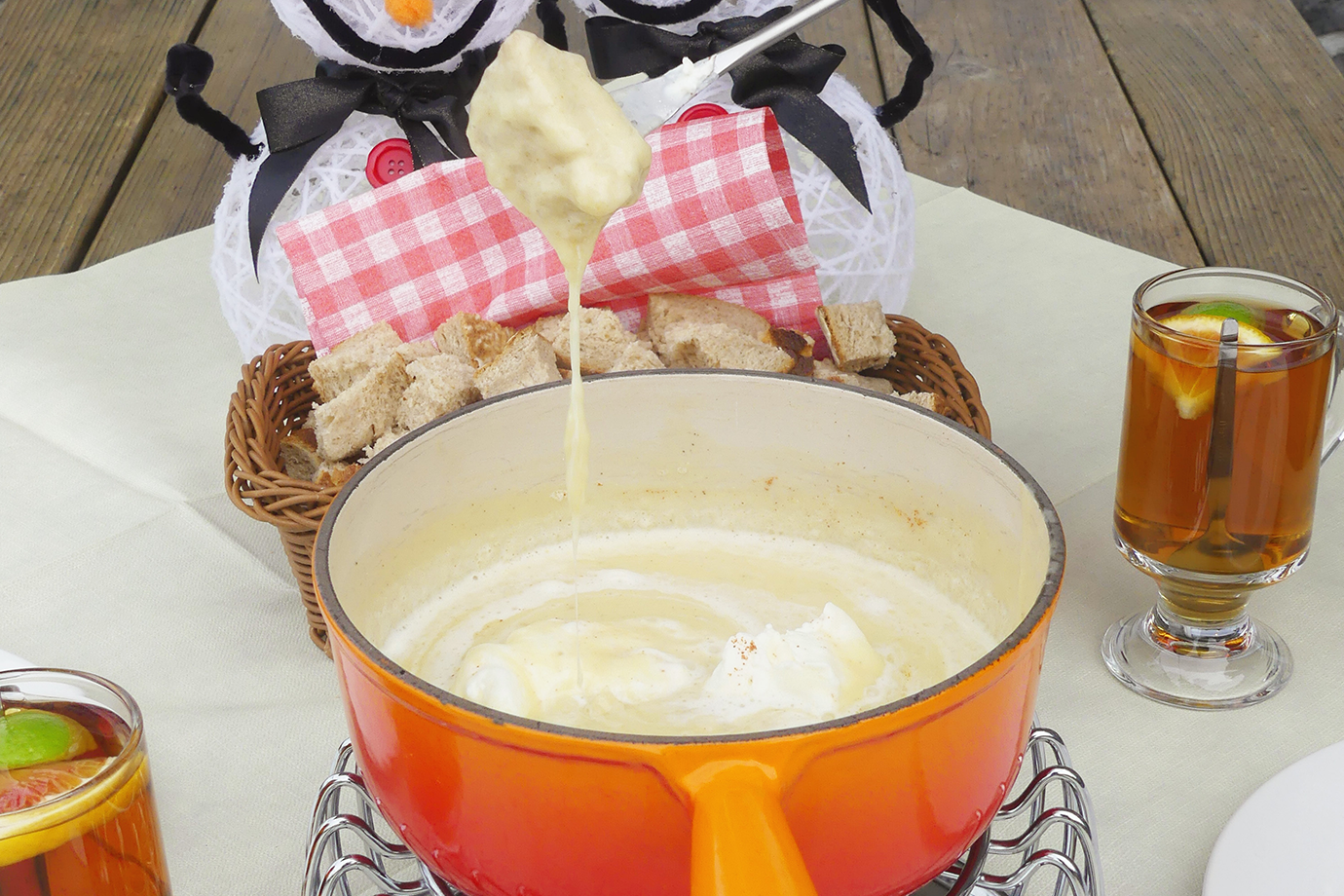 Fondue im Aussenbereich im Berggasthaus Mostelberg mit Panoramablick