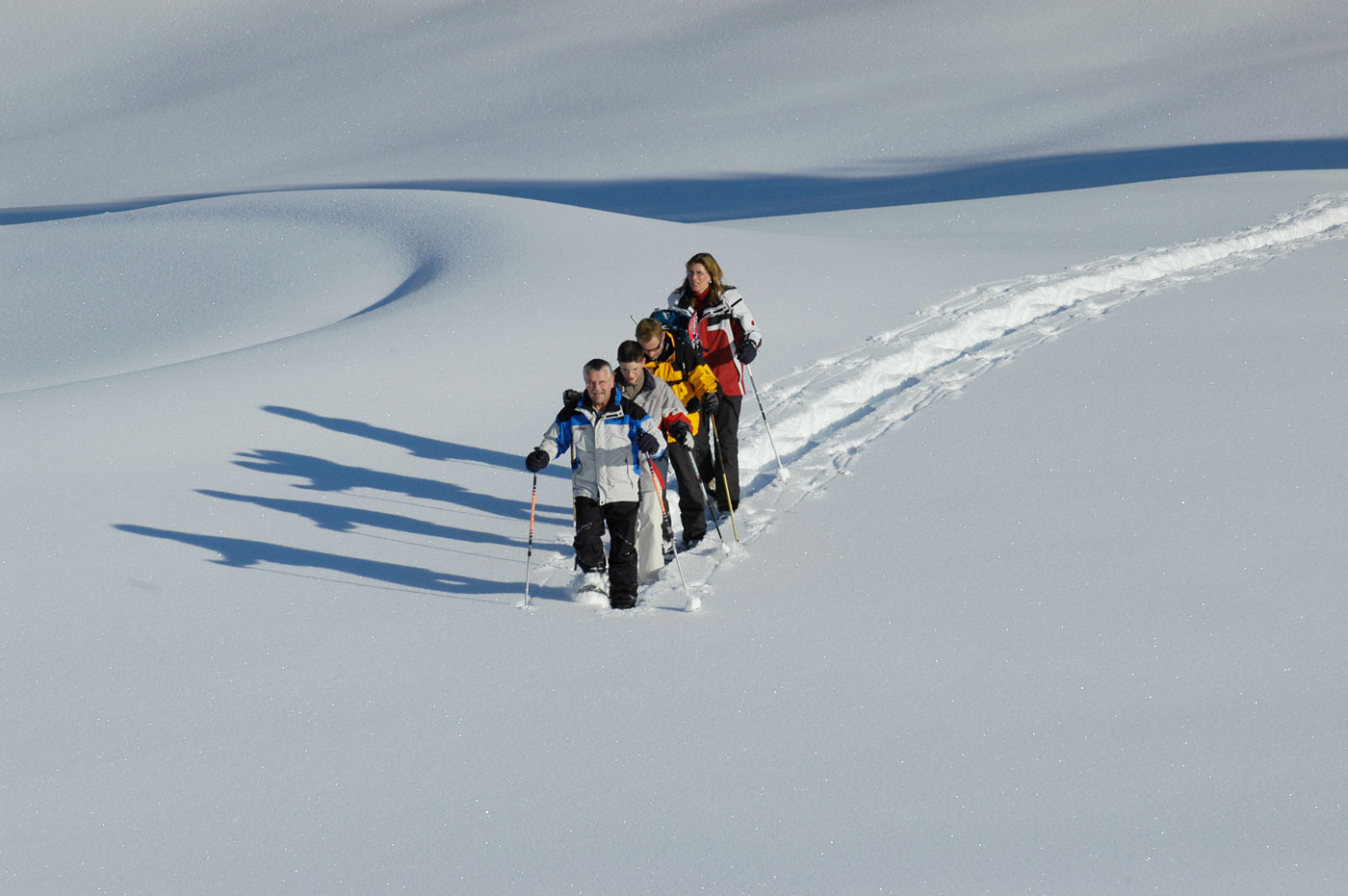 Schneeschuhwanderer im mitten des Schnees. 