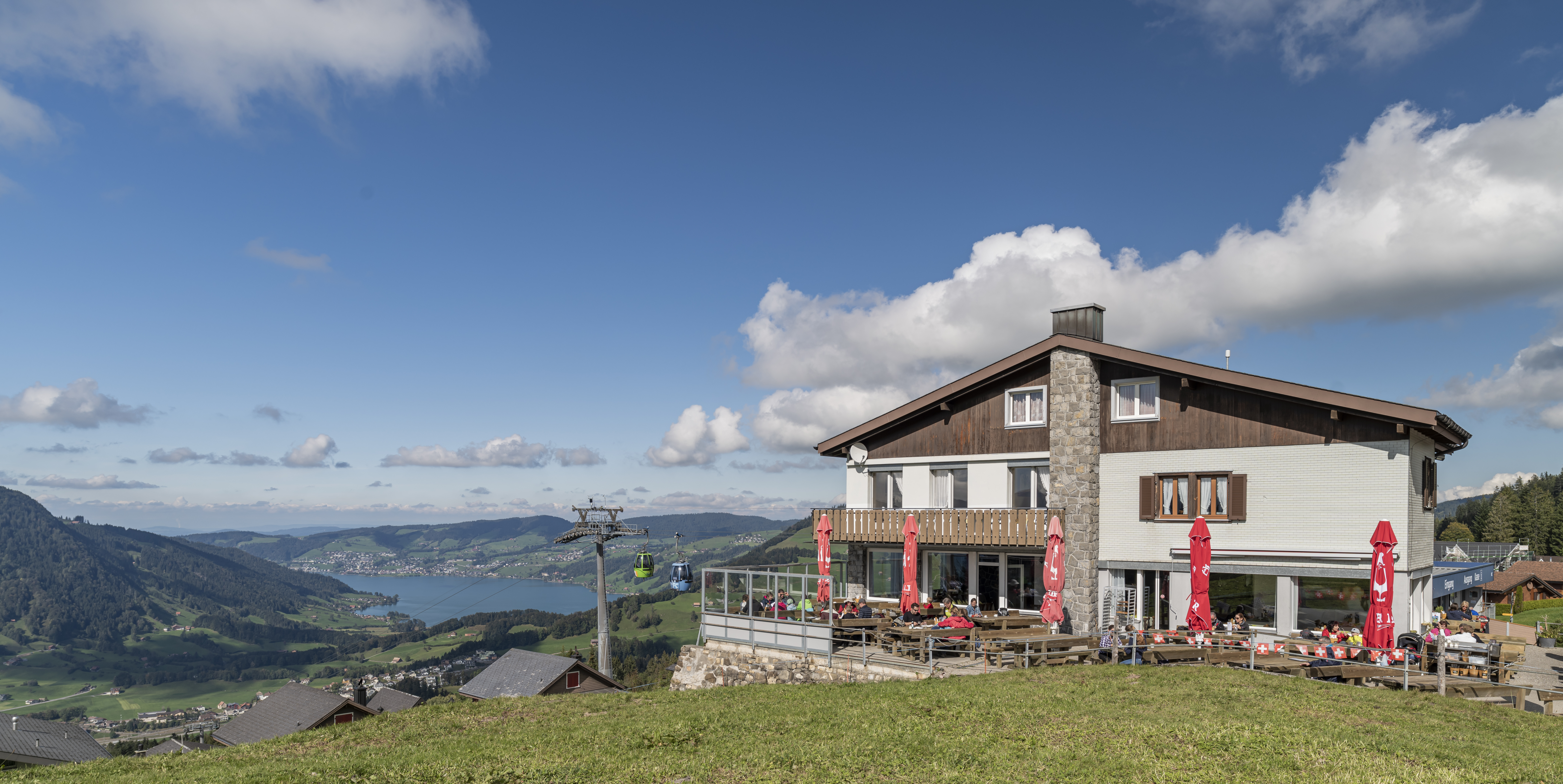 Restaurant Mostelberg von Aussen mit blick auf den Ägerisee. 